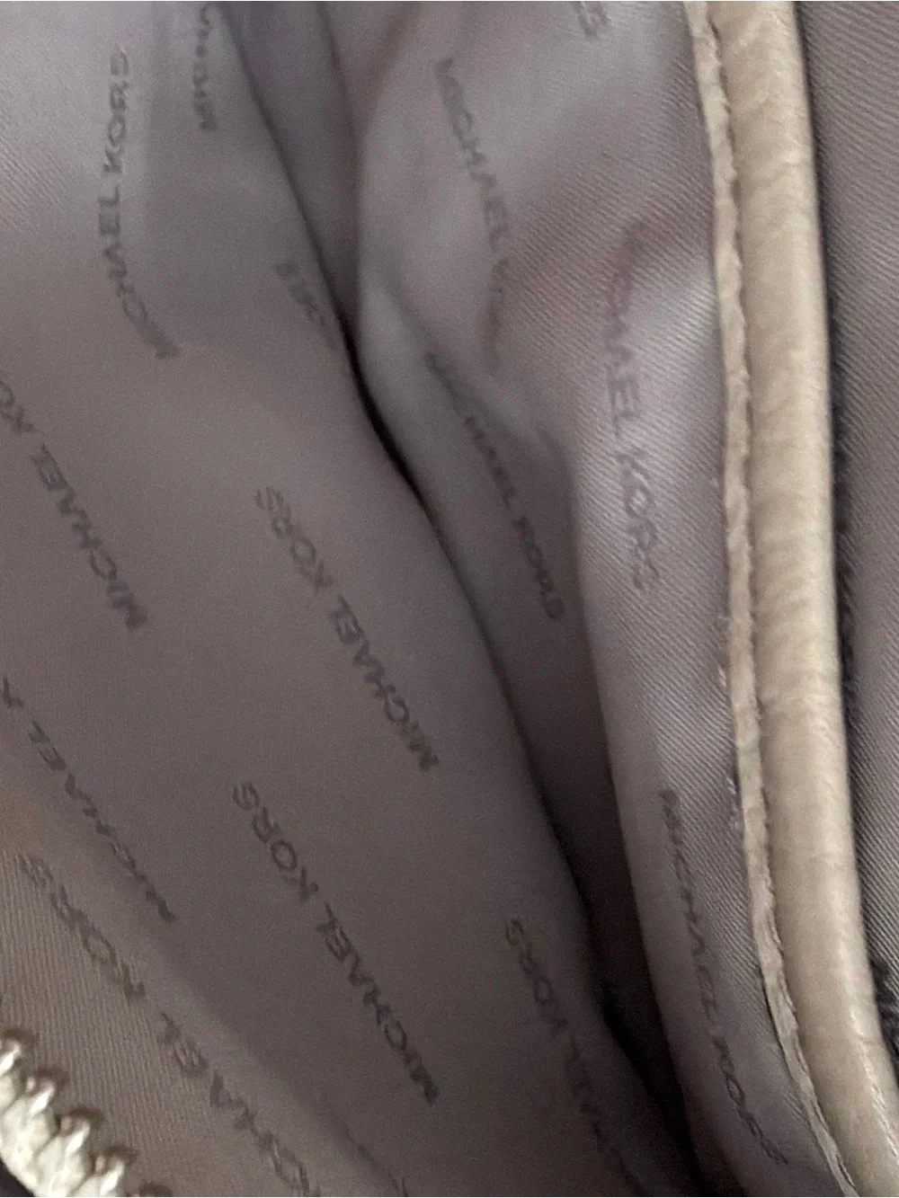 🤍 Michael Kors Crossbody Bag – Light Gray / Cream